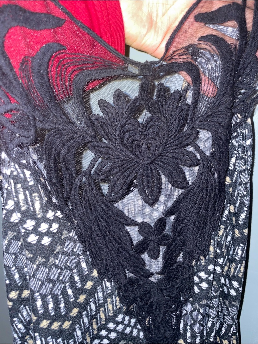 Free Kisses Maternity Black and White Patterned Tank with Decorative. Size M - Picture 7 of 7